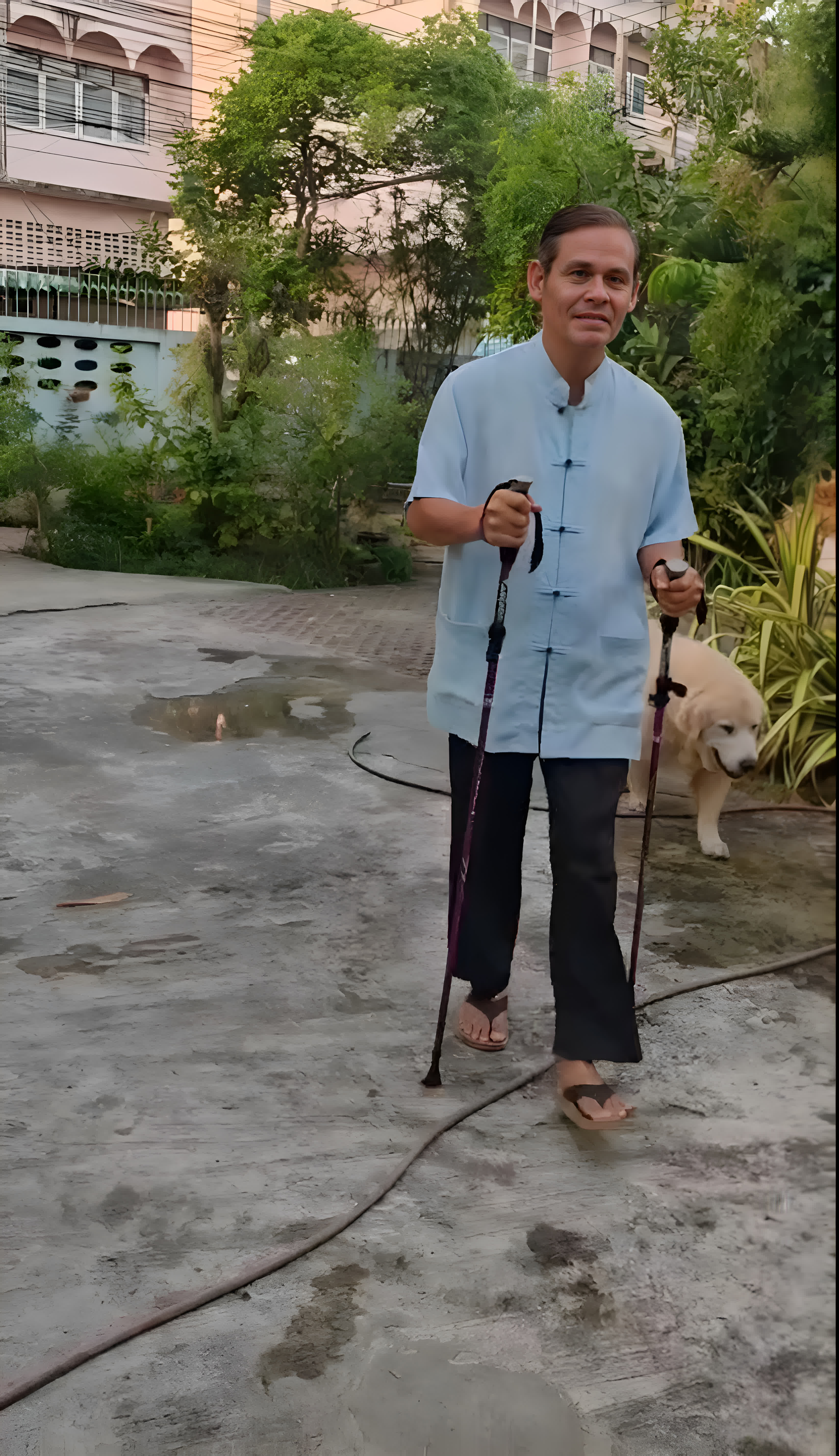 ดร.สุภกร บัวสาย เดินออกกำลังกายกับสุนัข